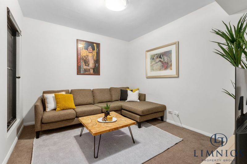 Warehouse Terrace Style Apartment With 3 Bedrooms Plus a Study!!