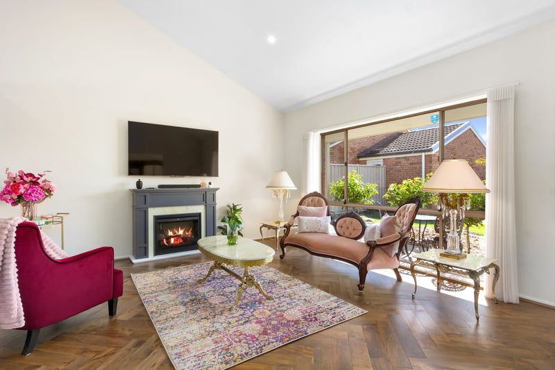 Stand-alone villa, premium upgrades, cathedral ceilings - ready now