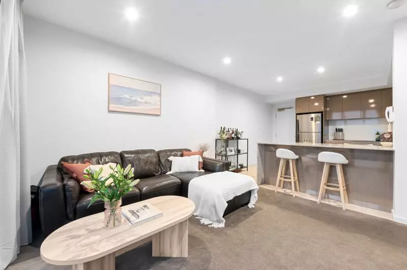 Top Floor Apartment With Spectacular Views!