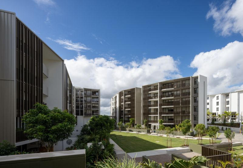 A stunning ground-floor 2-bedroom and study apartment overlooking Cliveden Ave.