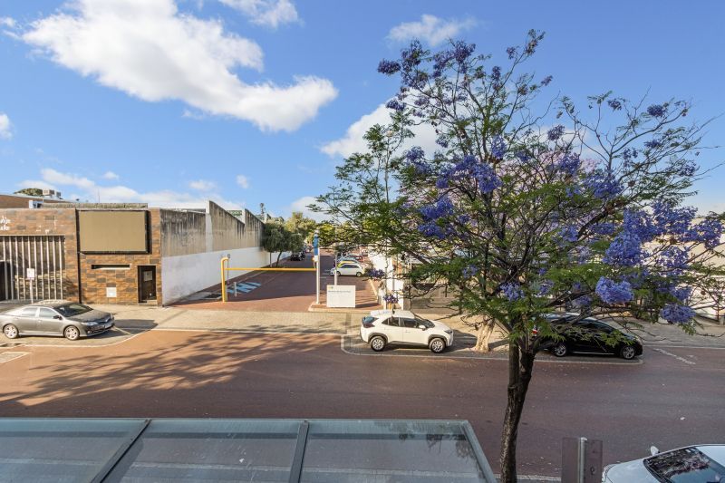 Light & Bright Living, Refurbished... See it to Believe it!!