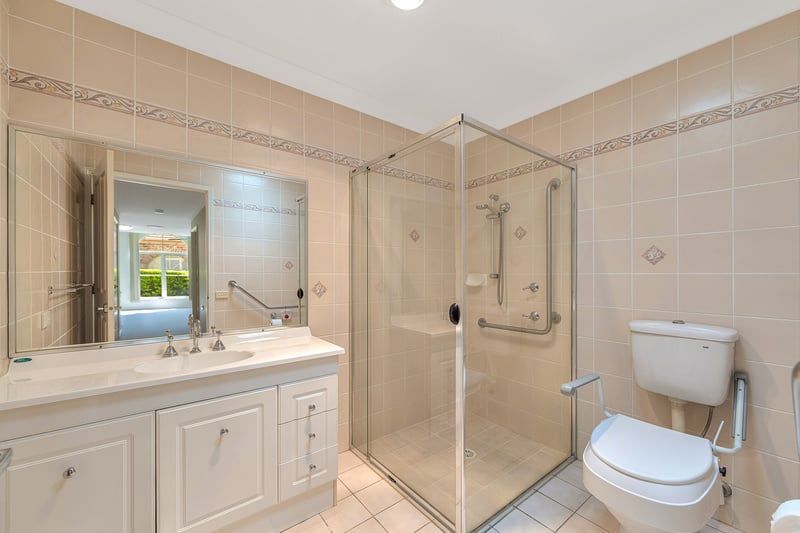 Corner Retreat Opposite Ashton Gardens Hub