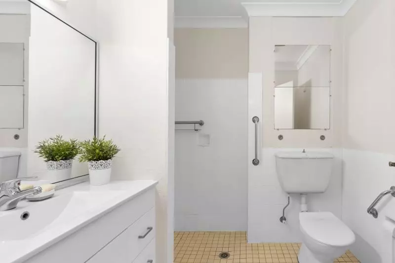 This stunning double serviced apartment is a rarity.