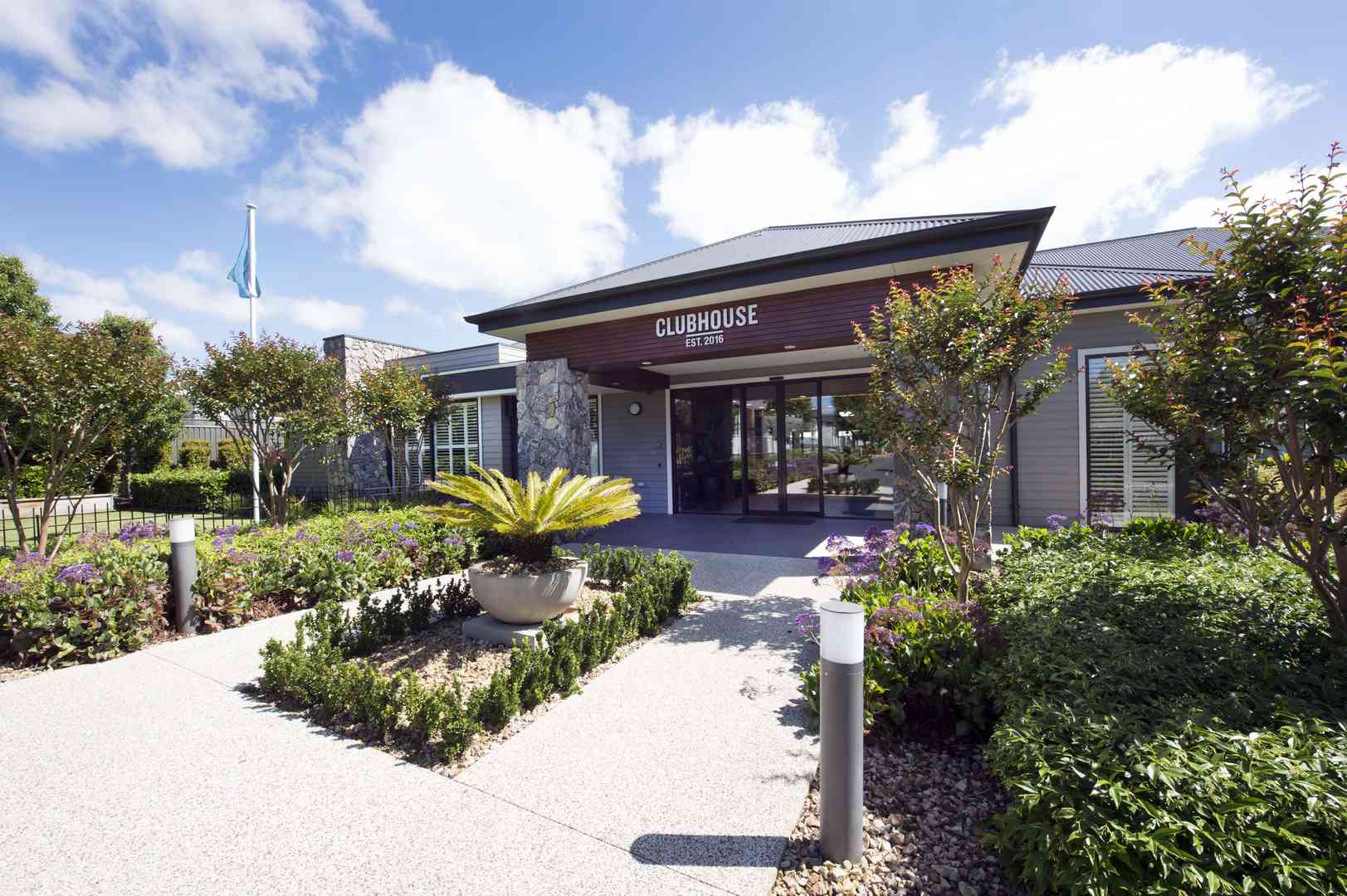 Lifestyle Geelong - Coastal living, close to the city. Downsize to a perfect balance of urban ease and ocean breeze. Water you waiting for?