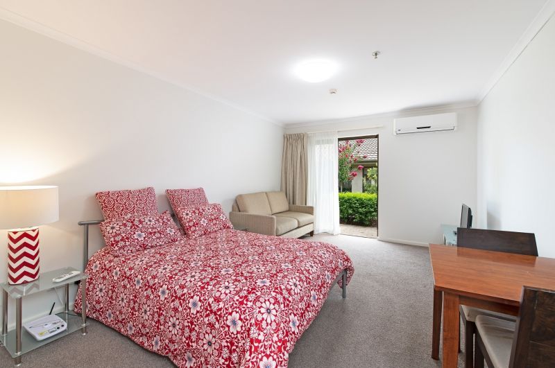 Multiple financial purchase options on this refurbished serviced apartment