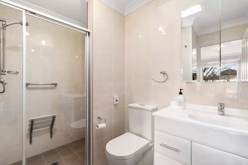 Sun-filled, Freestanding 3 Bedroom Cottage