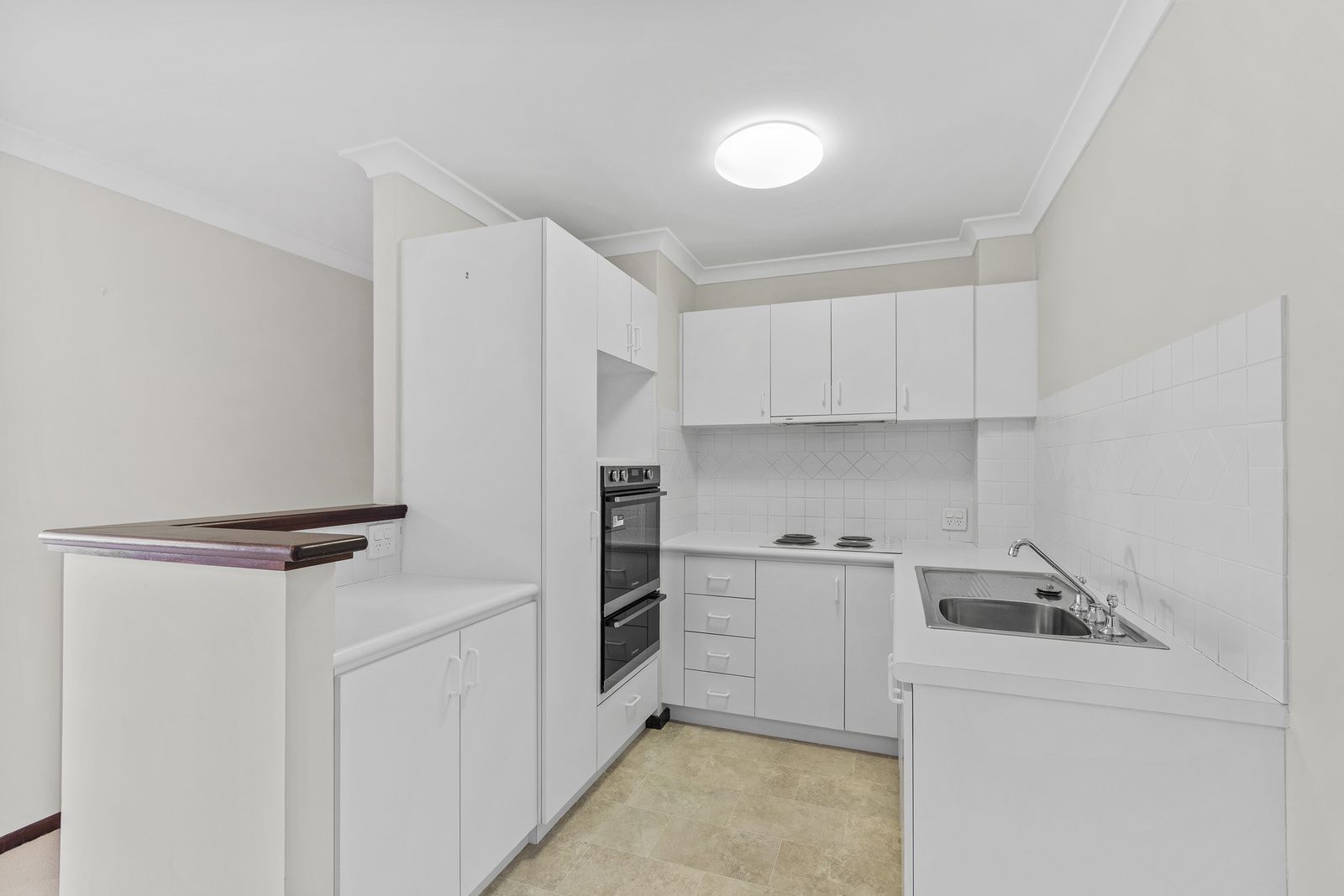Light and bright first floor apartment overlooking gardens