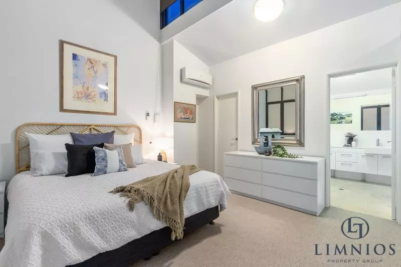 Warehouse Terrace Style Apartment With 3 Bedrooms Plus a Study!!