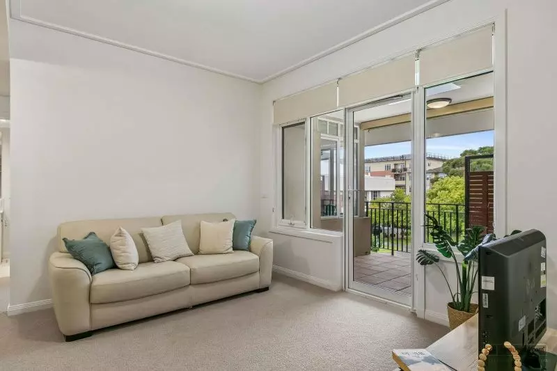 Bright, Stylish and Garden Views