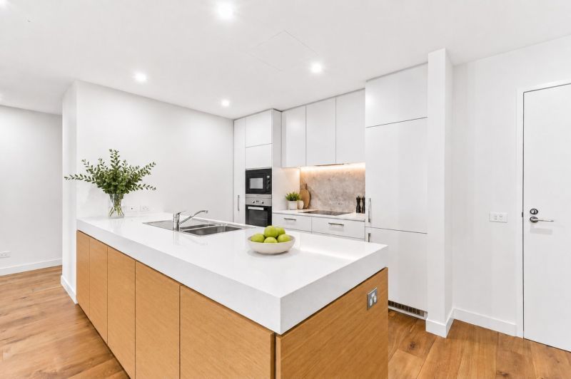 Spacious one-bedroom apartment with stunning garden views overlooking the Yarra River Parklands