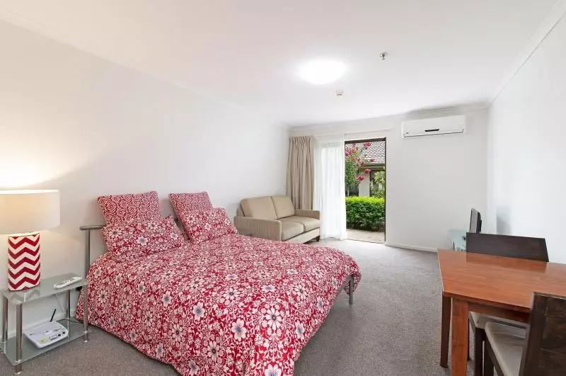 Multiple financial purchase options on this refurbished serviced apartment