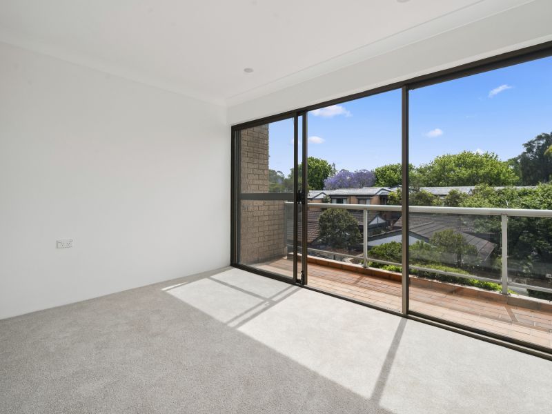 Beautifully updated unit in prime 'top of the village' location