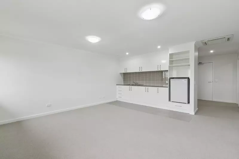 Light-Filled Serviced Apartment with Leafy Views