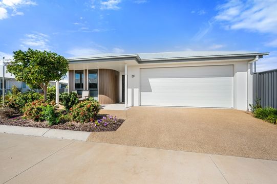 Beautifully Appointed Modern Home Close to Club Drift