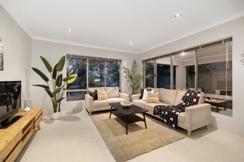 Spacious Riverside Family Retreat!