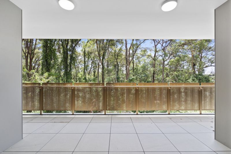 Top-floor apartment with private tree top views