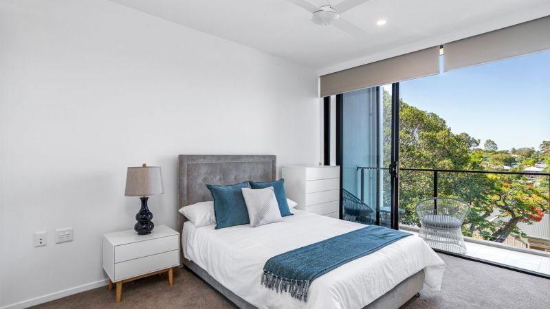 A light and airy top floor, north facing apartment with city views