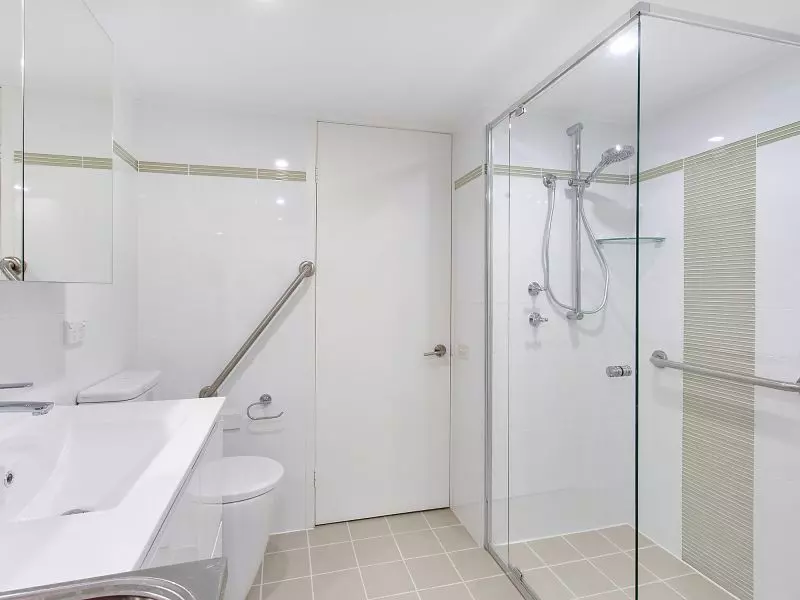 Sunlit villa – ground-floor, light-filled living