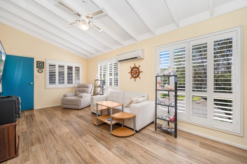 Vibrant Home with Alfresco Views!