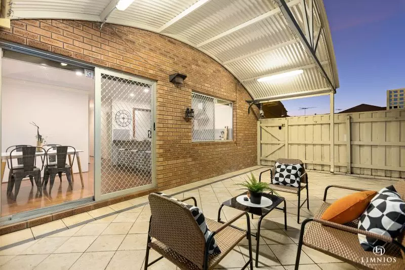 Spacious end villa with massive yard!