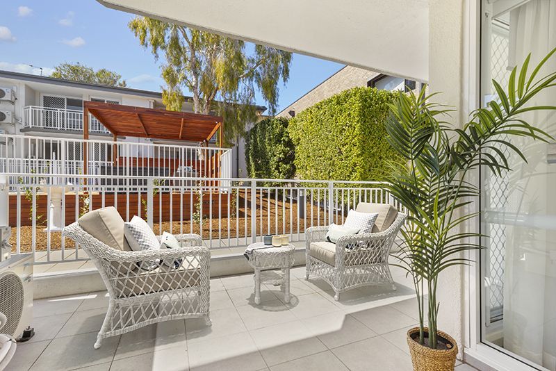 Beautifully refurbished one bedroom serviced apartment with separate bedroom and ensuite plus kitchenette and terrace next to pool area.