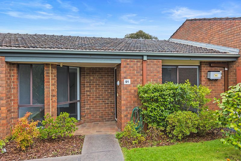 Peaceful Retreat with Garden, Deck and Spacious Garage
