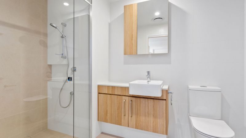 Large, bright and breezy apartment with city outlook