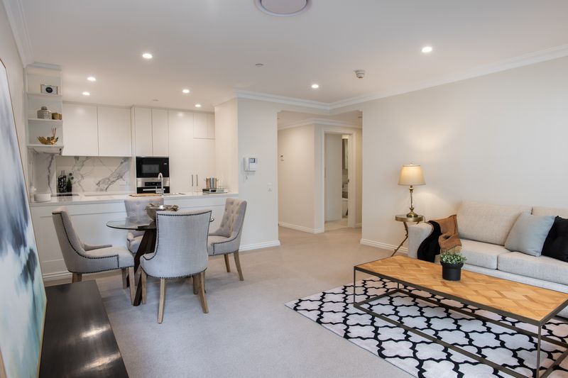 Sunlit Apartment with Harbour Views in Prime City Location