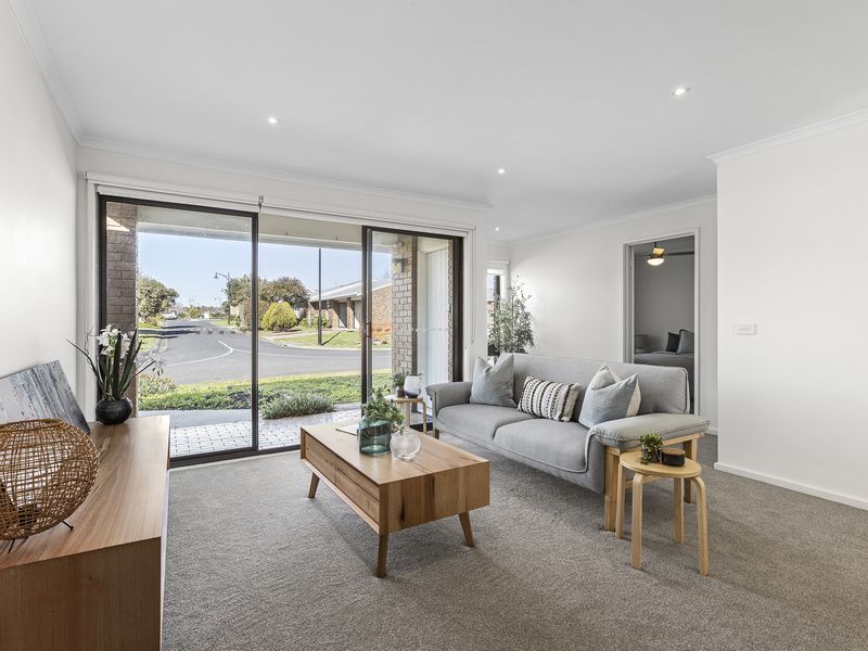 Light-filled Unit with Garden Views and Sunroom