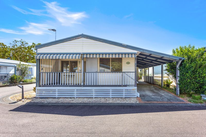 Spacious Corner Block Living - Simply Move In & Relax!