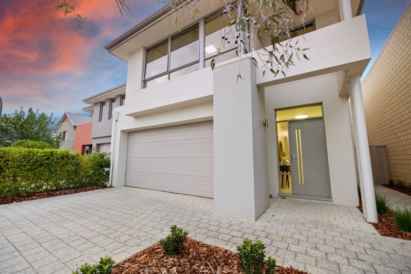 Spacious Riverside Family Retreat!