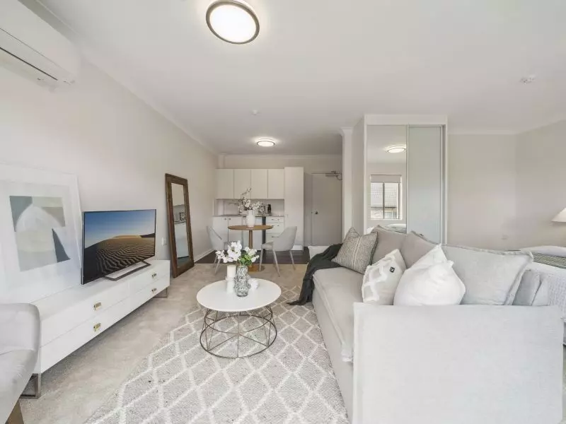 Light-filled apartment with a verdant view