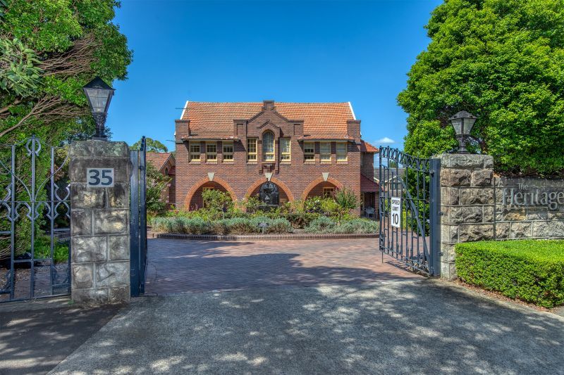 Fully refurbished ground floor stunning apartment. Ready to move into!