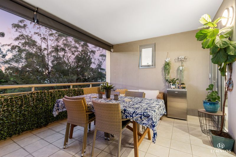 Oversize apartment with park views!