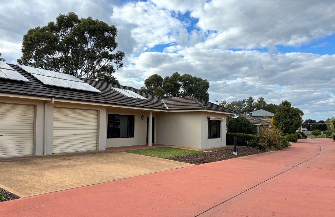 DEPOSIT TAKEN Sturt Villa - Modern and Refurbished 2 Bedroom Villa with Sunroom