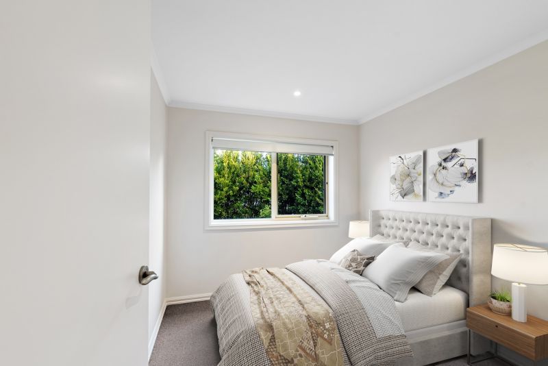 Spacious, light-filled 2br unit with bay windows & garden views