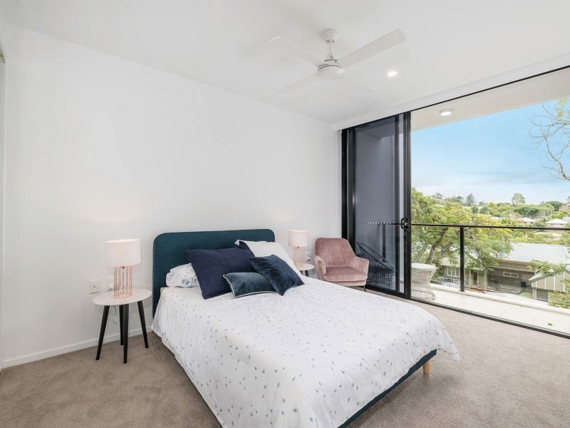 A light and airy top floor, north facing apartment with city views