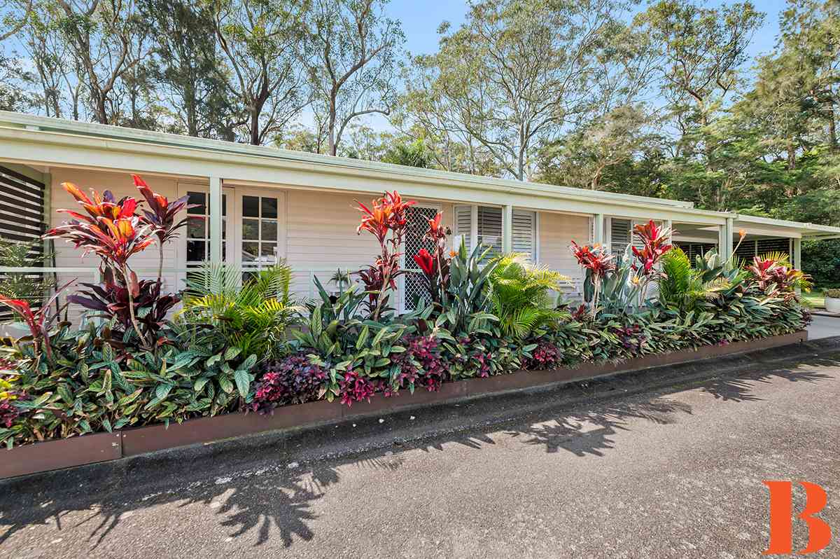Best at Broadlands - Ultra Private Tranquil Garden - Superbly Spacious Residence - 3 Bedrooms Plus !