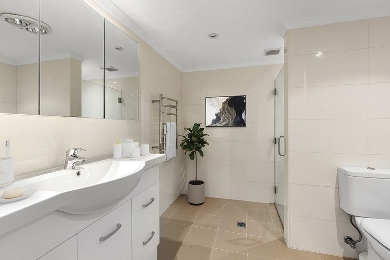 Elegant, open plan unit featuring a sunny north facing terrace