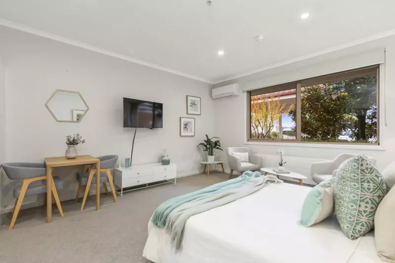 Independent studio apartment with new kitchen