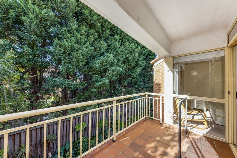 A SUNNY ONE BEDROOM APARTMENT IN THE POPULAR CORNER POSITION