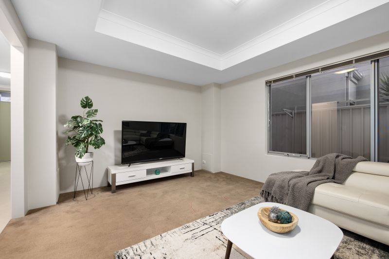 Spacious Riverside Family Retreat!