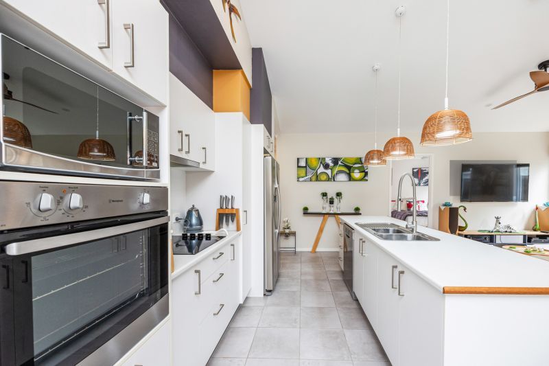 Stunning Tropical Hideaway!