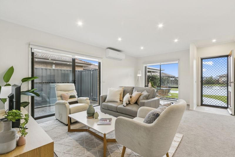 Newly refurbished 2-bed unit with open-plan kitchen