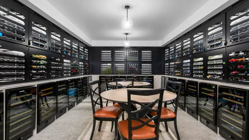 Large, bright and breezy apartment with city outlook