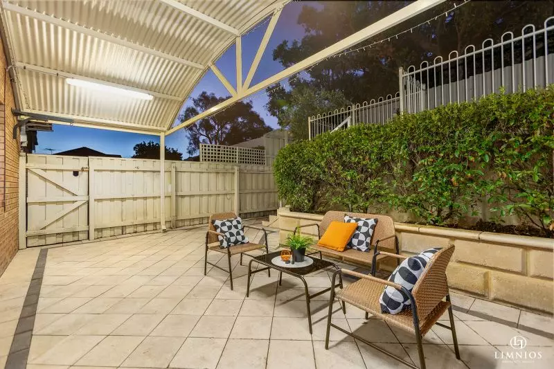 Spacious end villa with massive yard!