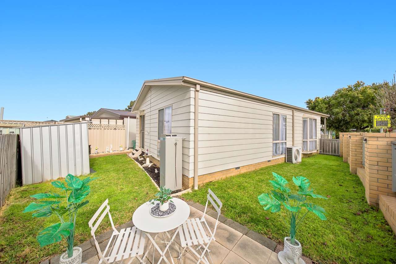 Palm Lake Resort Willow Lodge - 1 Colonial Drive, Bangholme  3175 - Corner Home With Dual Air Conditioning