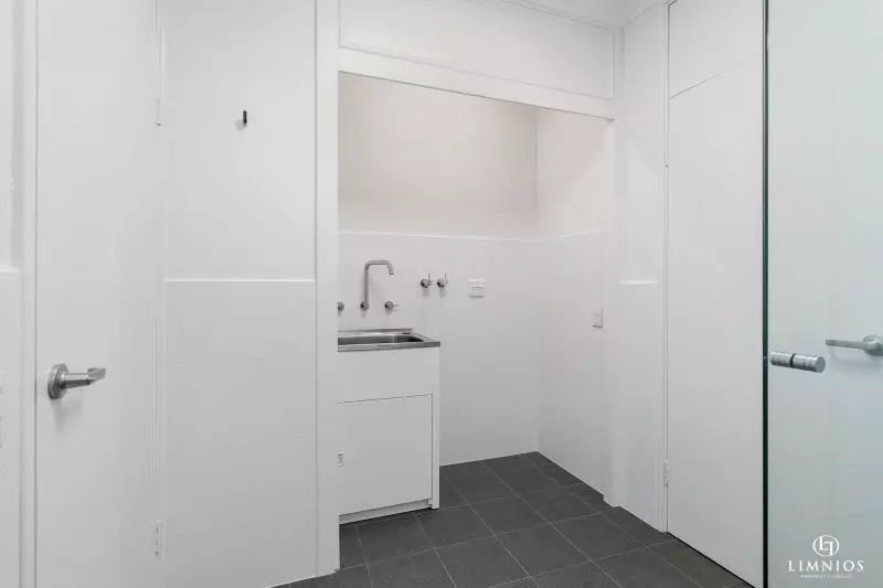 UNDER OFFER. Low maintenance lifestyle in a prime location