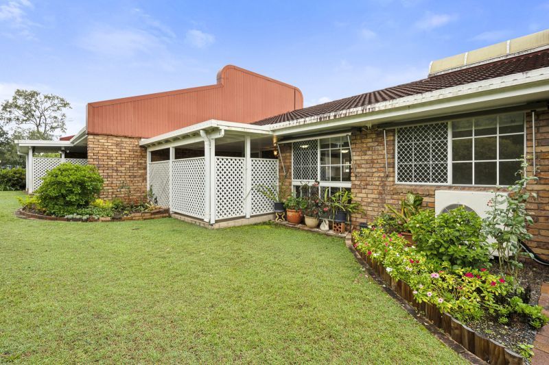 Beautiful two-bedroom, 1 bathroom villa with detached garage