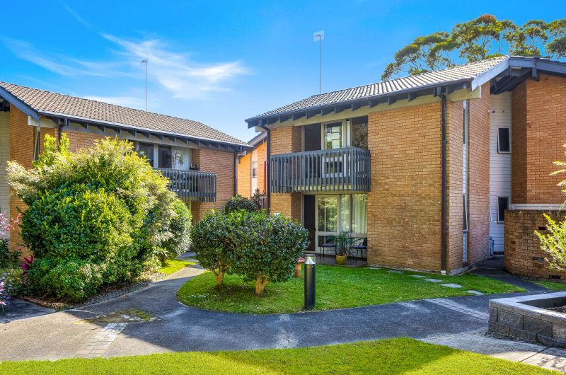 One Bedroom, Upper Level, Low Maintenance Unit!